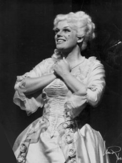 Helena Döse as Manon